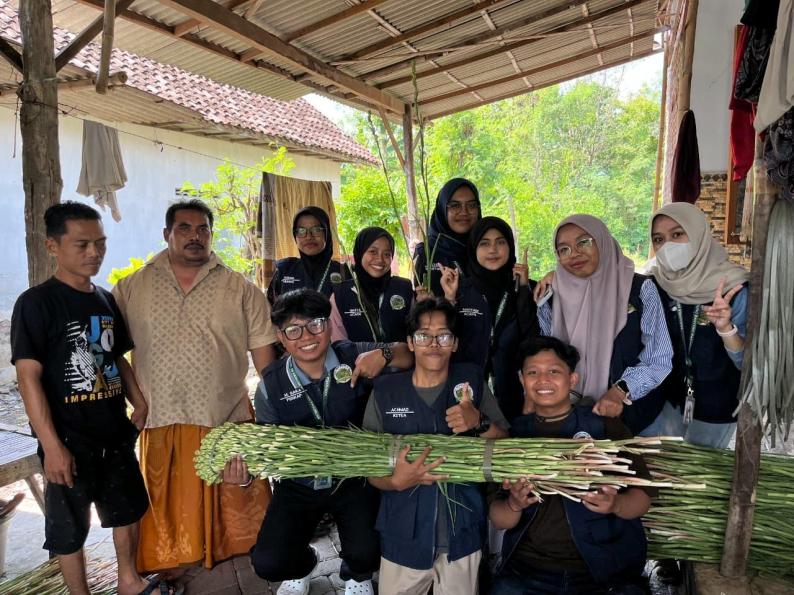 Eksplorasi Potensi Lokal, Mahasiswa KKN 99 UINSA Lakukan Visit UMKM Bunga Sedap Malam di Dusun Krajan